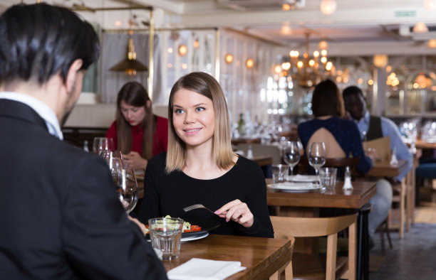 和男朋友在餐馆的女孩图片下载