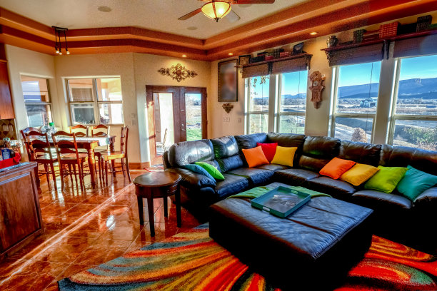 豪华的家庭书房与画窗图片下载