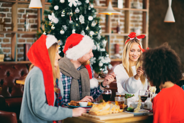 朋友们平安夜在家吃饭。图片下载
