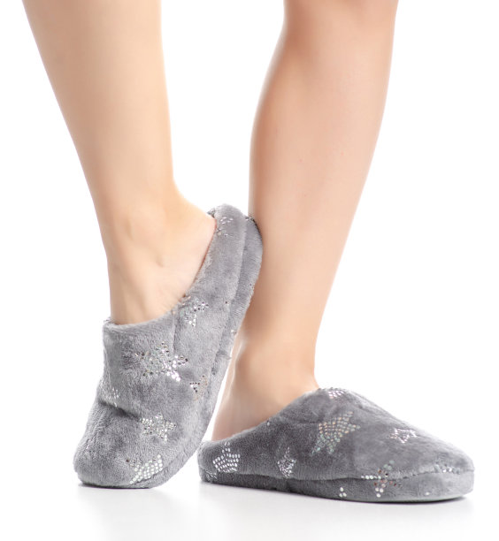 女人脚上穿着灰色的家用拖鞋图片下载