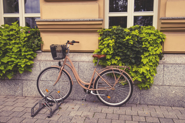 自行车，在城市的停车场上图片下载