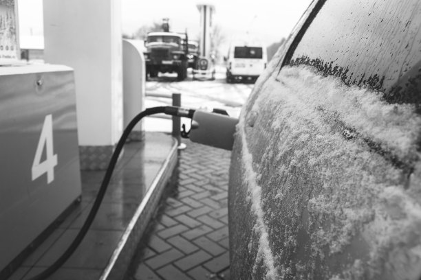 汽车在雪地里的一个加油站，一枪在油箱里，背景图像小景深，黑白照片图片下载