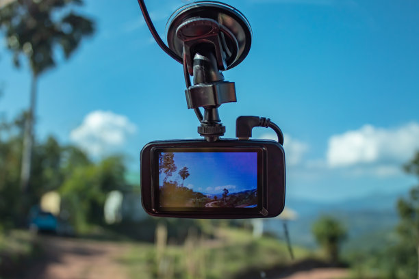 树木和山脉的照片在相机在汽车。图片下载