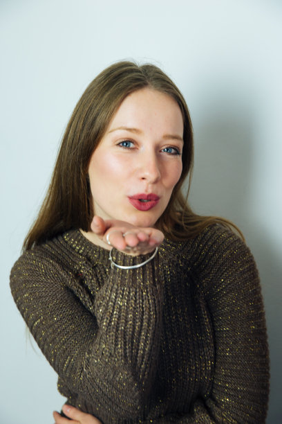 女人送吻图片下载