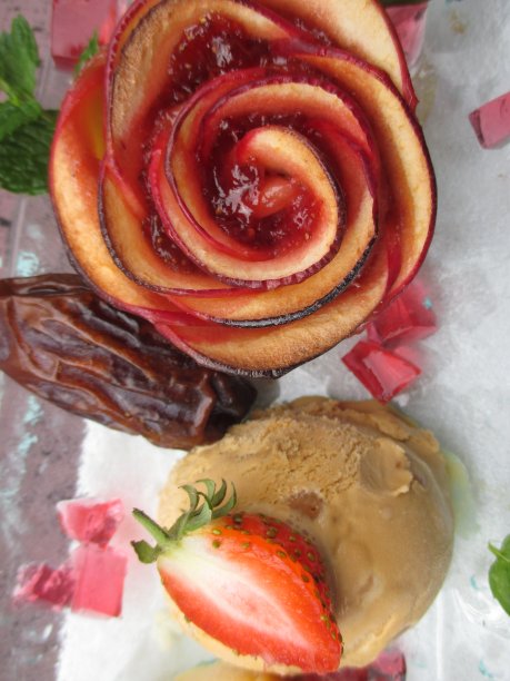 美味甜点可食用的玫瑰焦糖冰淇淋图片下载