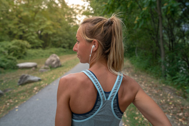 运动的年轻女子在户外慢跑，在锻炼前做准备。人们对身体的意识和健康的生活方式的观念。图片下载