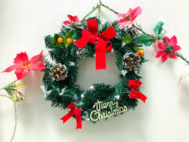 圣诞花环和花花环挂在白色的墙上图片下载