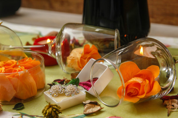 用酒杯、玫瑰、珠宝、蜡烛和一瓶葡萄酒组成的浪漫作品图片下载