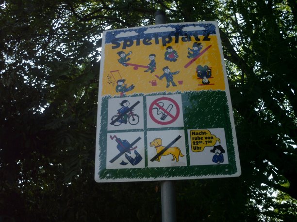 有趣的主题近景德国游乐场金属标志信息图片下载