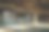 旧的，废弃的，由混凝土和钢铁建造的汽车工厂，由室外照明照明。图片下载