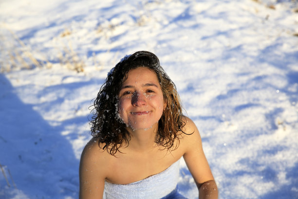 美丽的女孩在冬天玩雪图片下载