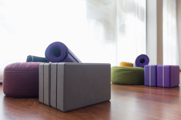 各种瑜伽道具在工作室的木地板上图片下载