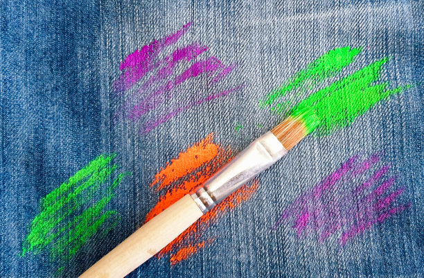 牛仔布的纹理加上水粉和毛笔的荧光色笔触。抽象的牛仔裤的背景。这张照片是用手机拍的图片下载