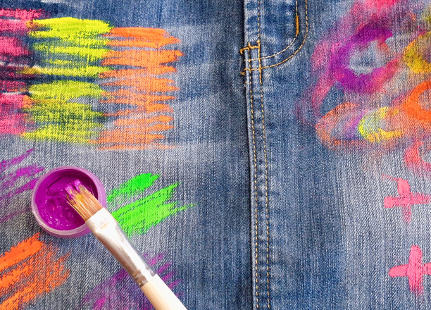 牛仔布的纹理加上水粉和毛笔的荧光色笔触。抽象的牛仔裤的背景。这张照片是用手机拍的图片下载
