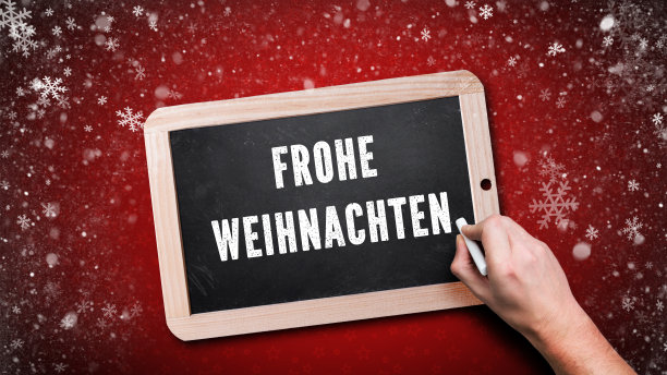 在黑板上用德语写着“圣诞快乐”图片下载