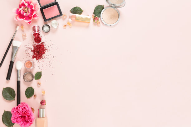 女人化妆产品，化妆品配件，花和蛋白杏仁饼干在柔和的背景，俯视图和平躺图片下载