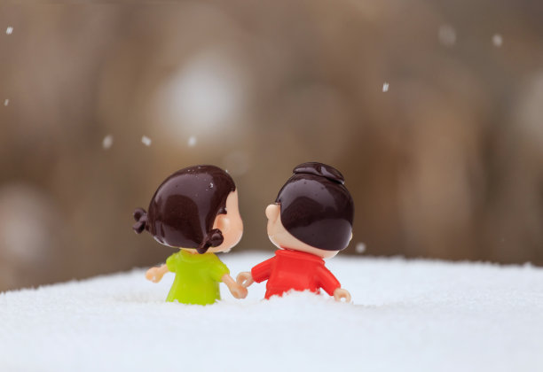 雪地里的娃娃图片下载
