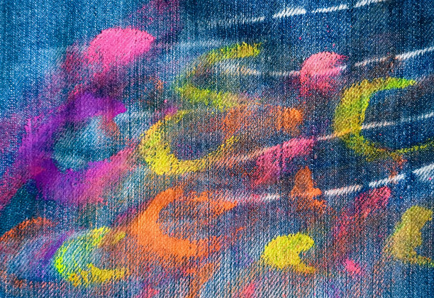 牛仔布的纹理加上水粉的荧光色笔触。抽象的牛仔裤的背景。这张照片是用手机拍的图片下载