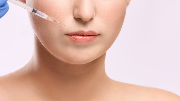 脸针注射。年轻女性美容程序。医生手套图片下载