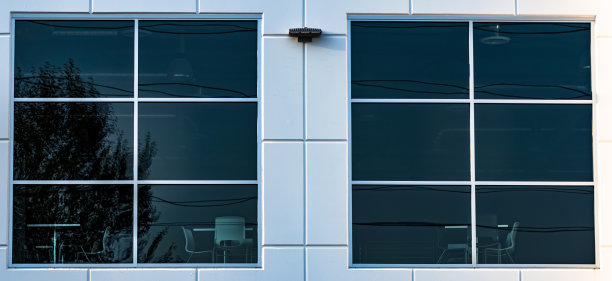 从自助餐厅的窗户往里看图片下载