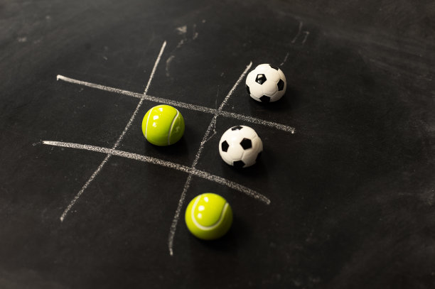 抽象的Tac - Toe游戏竞赛。在黑板上挑战概念图片下载