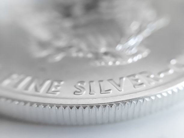 一个纯银金币的宏观特写图片下载