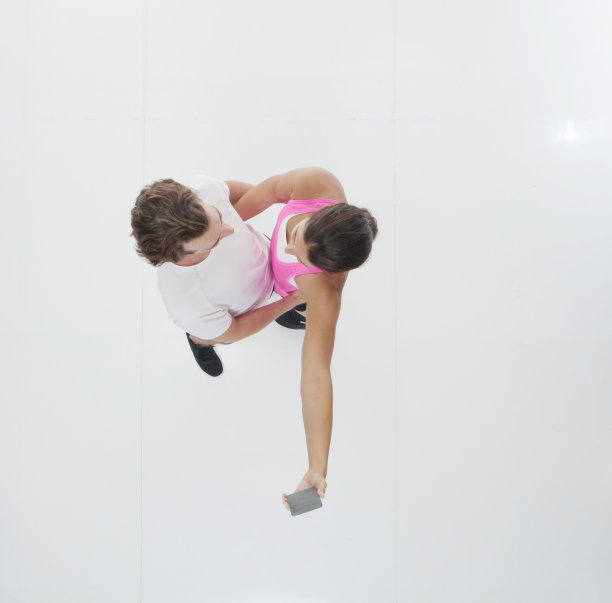 正上方的男人和女人在运动服装图片下载