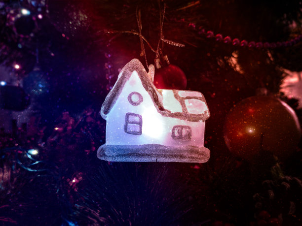 装饰屋矗立在圣诞树上图片下载