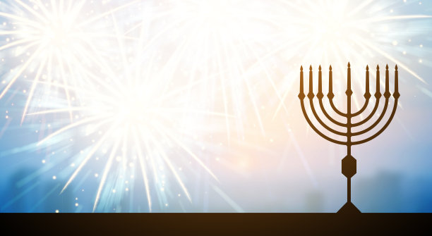 黑色剪影插图烛台烛台在模糊的城市夜空外的建筑从屋顶的观点与一组爆炸的烟花背景散景和灯泡为光明节传统节日季节的概念图片下载