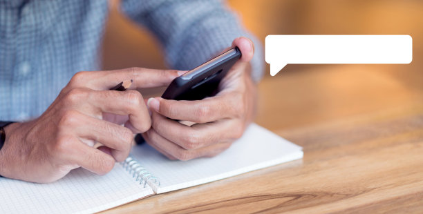 近距离的商人手持智能手机，触摸屏幕设备进行在线聊天，应用与家人或朋友或客户的白框信息(虚拟界面)，未来技术与人们的生活理念图片下载