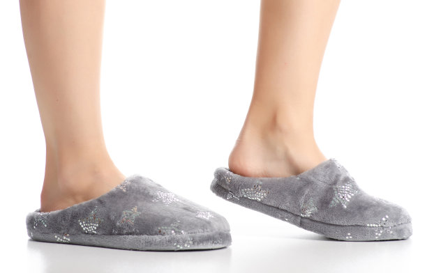 女人脚上穿着灰色的家用拖鞋图片下载