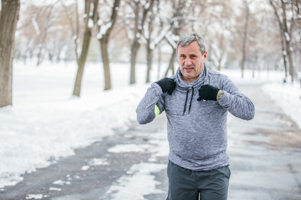 老年运动员在公园里跑步图片下载