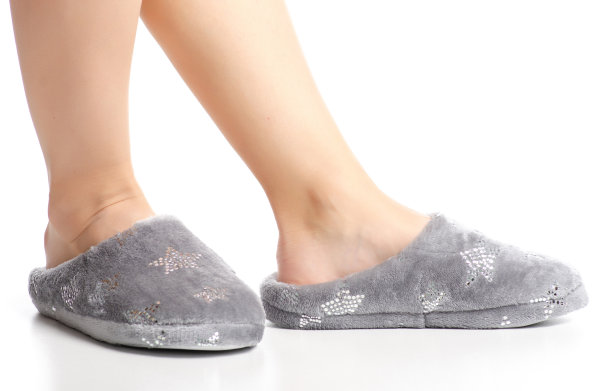 女人脚上穿着灰色的家用拖鞋图片下载