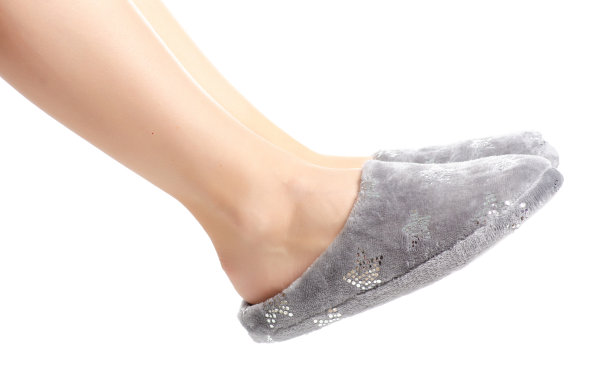 女人脚上穿着灰色的家用拖鞋图片下载