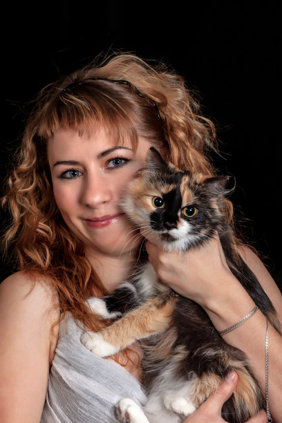 女人和家猫的爱图片下载