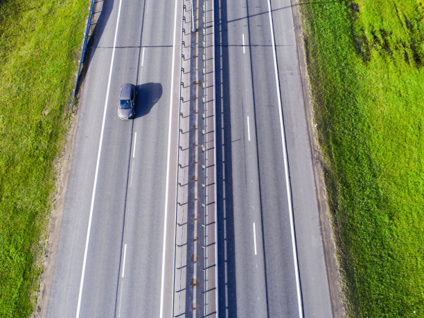 城市公路鸟瞰图。汽车横过立交桥。公路立交与交通。高速公路鸟瞰图。高速公路。路路口。汽车通过。从上面俯瞰。汽车在运动图片下载
