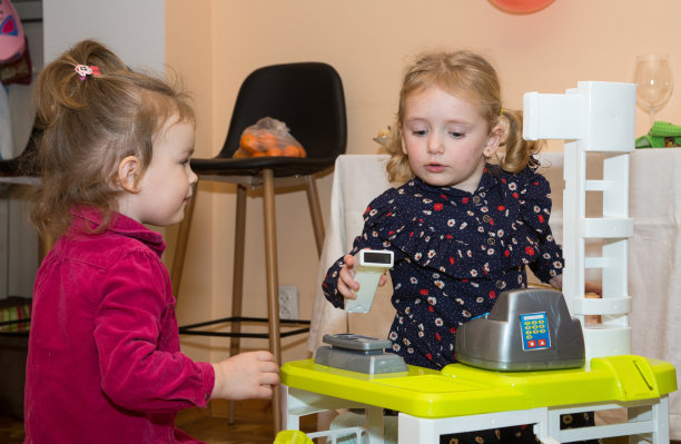 孩子们在买卖双方玩耍。图片下载