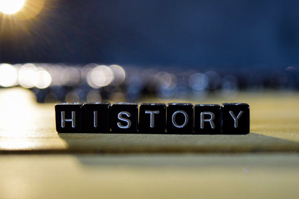历史概念木块放在桌子上。图片下载