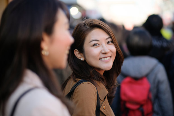 街上的人群中有两个女人图片下载