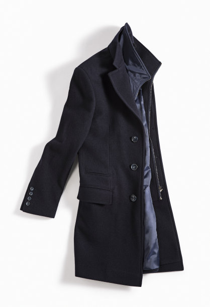 男人的黑色外套孤立在白色背景图片下载