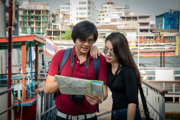 亚洲情侣背包客图片下载