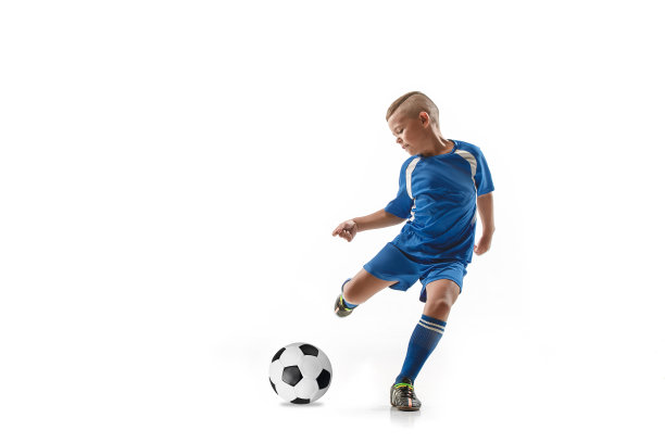 小男孩踢着足球飞踢图片下载
