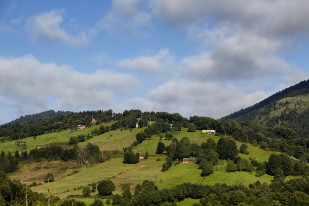 观高原村落，高山和森林创造了美丽的自然景观。图片拍摄于土耳其东北部黑海地区的特拉布宗/里兹地区。图片下载
