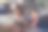快乐微笑的男孩和女孩构建技术玩具。桌上满是技术玩具的细节图片下载