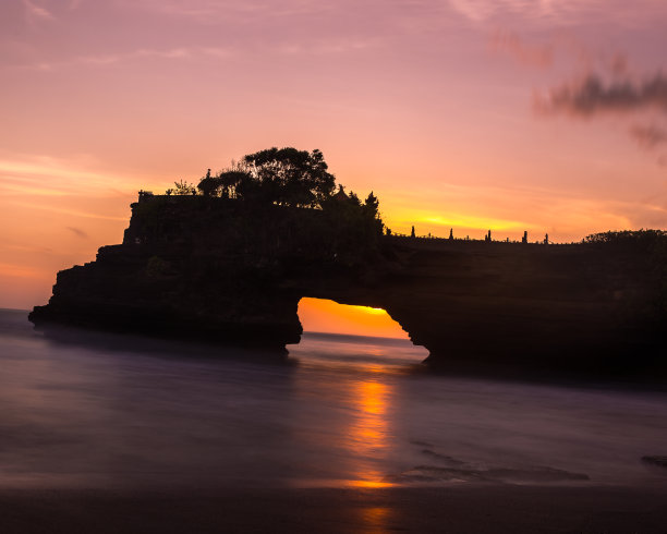 印度尼西亚巴厘岛普拉塔瓦朗日日落之地。图片下载