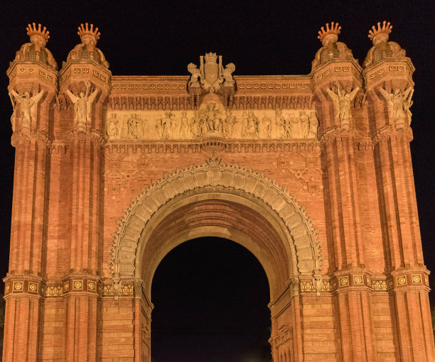 巴塞罗那的凯旋门在夜晚闪闪发光图片下载