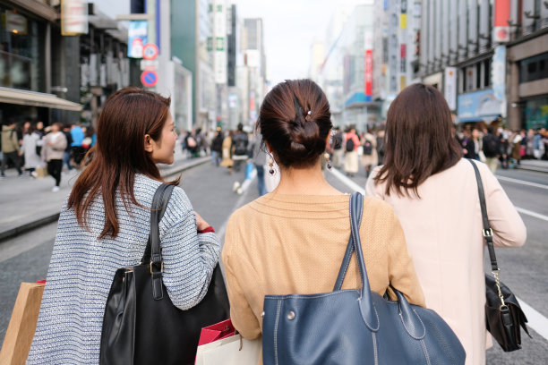 三个女人在商业街边走边聊图片下载