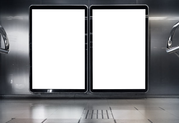 地铁大厅室内两个空白的白色广告城市广告牌，金属墙面，空间进行设计布局。图片下载