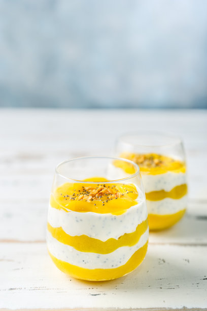 两杯芒果奶昔和酸奶图片下载