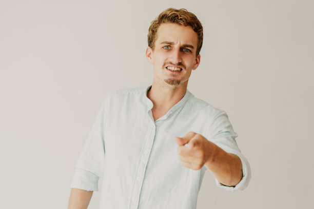 愤怒的金发讨厌鬼怪你图片下载